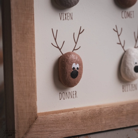 25cm Pebble Reindeer Plaque - image 3