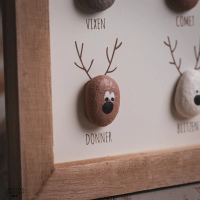 25cm Pebble Reindeer Plaque - image 3